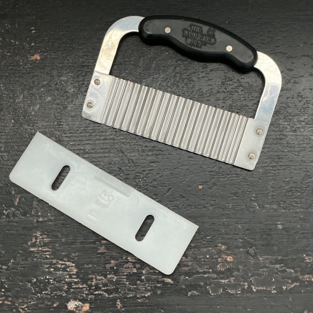 The Pampered Chef Black and Silver Crinkle Cutter